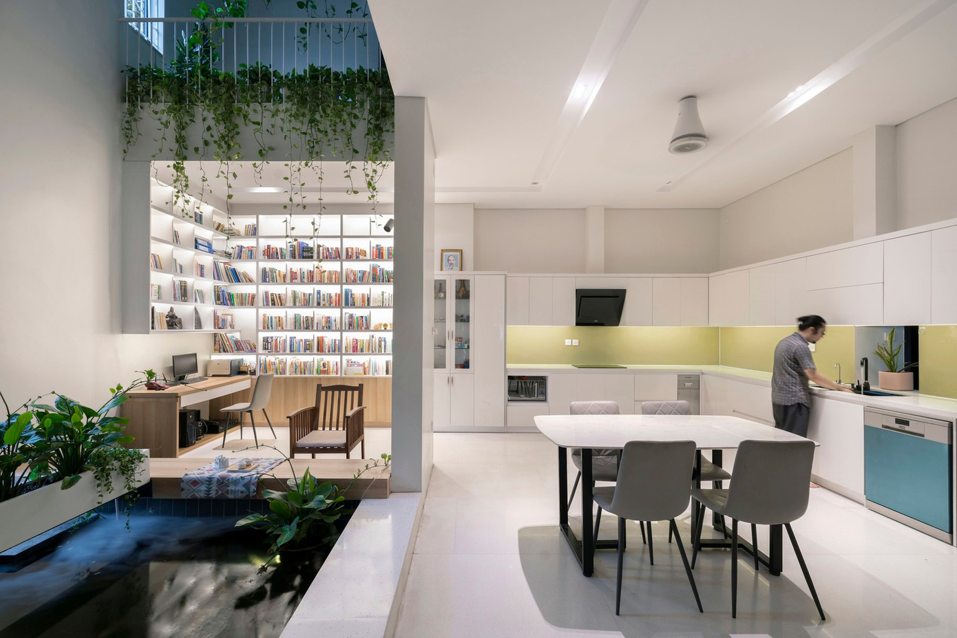 Ngôi nhà là một khuôn khổ kiến trúc nuôi dưỡng hệ sinh thái cộng sinh, giúp tạo ra một môi trường đô thị đáng sống và bền vững hơn, bằng cách giải quyết các vấn đề đô thị hóa và cung cấp một không gian sống lành mạnh và xanh hơn cho người ở.