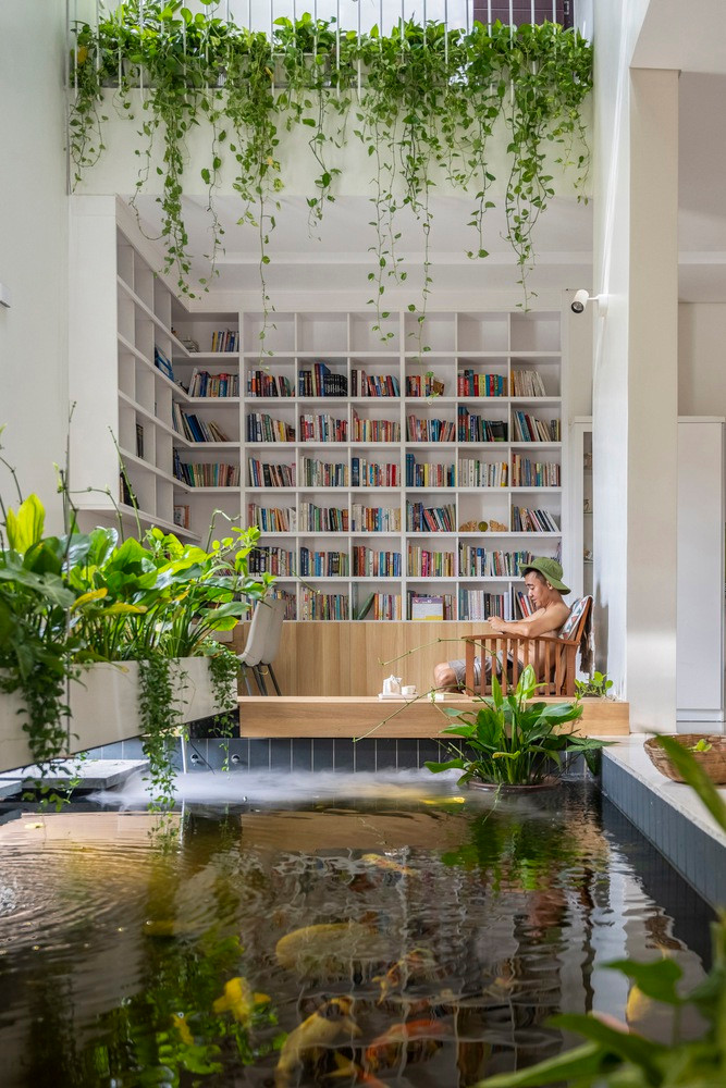 Ngôi nhà tích hợp nhiều kỹ thuật nông nghiệp đô thị khác nhau, như thủy canh, tái sử dụng nước và ủ phân, tạo ra một hệ sinh thái đa dạng với hơn 300 loài thực vật và động vật.