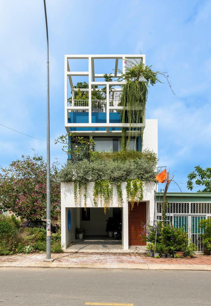 Gia chủ mong muốn ngôi nhà sẽ tập trung vào việc cải thiện chất lượng không khí, ánh sáng và nước, đồng thời tạo ra môi trường sống thoải mái phù hợp với nhu cầu văn hóa và khí hậu của thành phố.