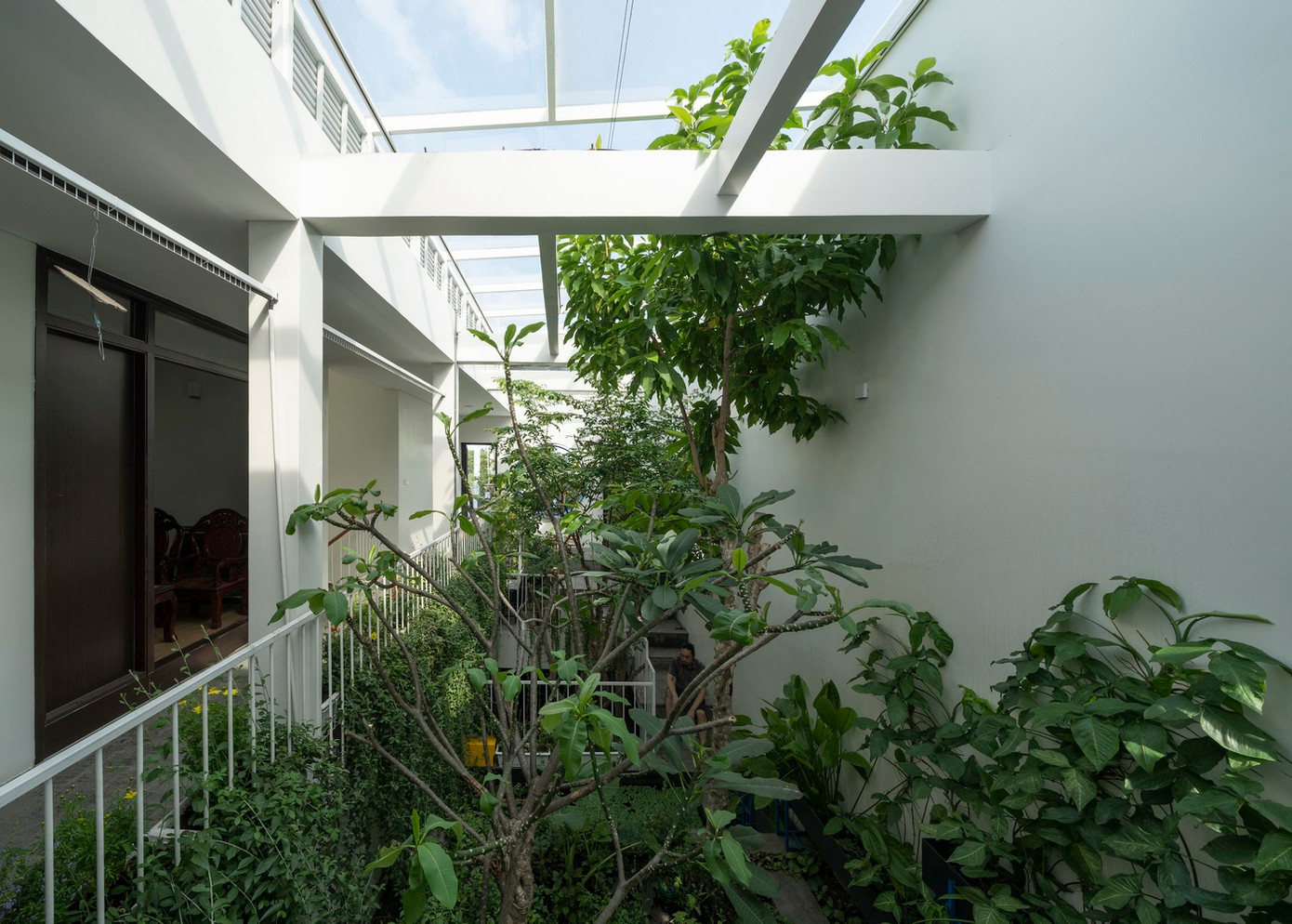 Ngoài ra, gia chủ còn muốn ngôi nhà hướng đến mục tiêu tạo ra hệ sinh thái, cùng tồn tại cộng sinh trong kiến trúc đô thị, giải quyết những hậu quả tiêu cực của quá trình đô thị hóa như ô nhiễm, không gian sống hạn chế và thiếu không gian xanh.