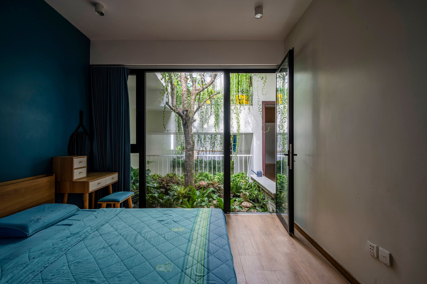 Ngôi nhà là một khuôn khổ kiến trúc nuôi dưỡng hệ sinh thái cộng sinh, giúp tạo ra một môi trường đô thị đáng sống và bền vững hơn, bằng cách giải quyết các vấn đề đô thị hóa và cung cấp một không gian sống lành mạnh và xanh hơn cho người ở.