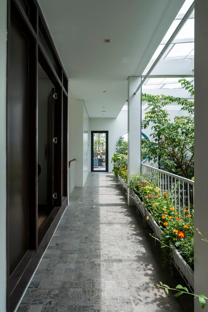 Ngôi nhà cũng cho thấy những dấu hiệu tích cực về việc thu hút ong, cho thấy một môi trường sống sạch hơn và đa dạng hơn.