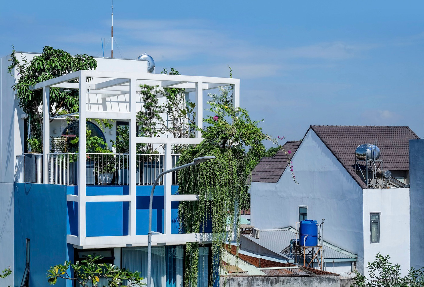 Ngôi nhà này tọa lạc tại TP Thủ Dầu Một (Bình Dương), một thành phố trẻ đang trải qua quá trình đô thị hóa nhanh chóng. Do đó, nơi này có mật độ nhà ở dày đặc, không gian xanh hạn chế.