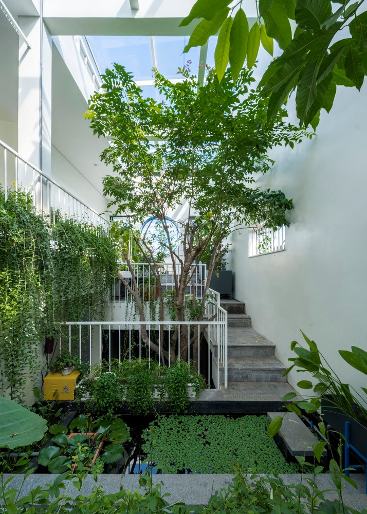 Ngôi nhà tích hợp nhiều kỹ thuật nông nghiệp đô thị khác nhau, như thủy canh, tái sử dụng nước và ủ phân, tạo ra một hệ sinh thái đa dạng với hơn 300 loài thực vật và động vật.