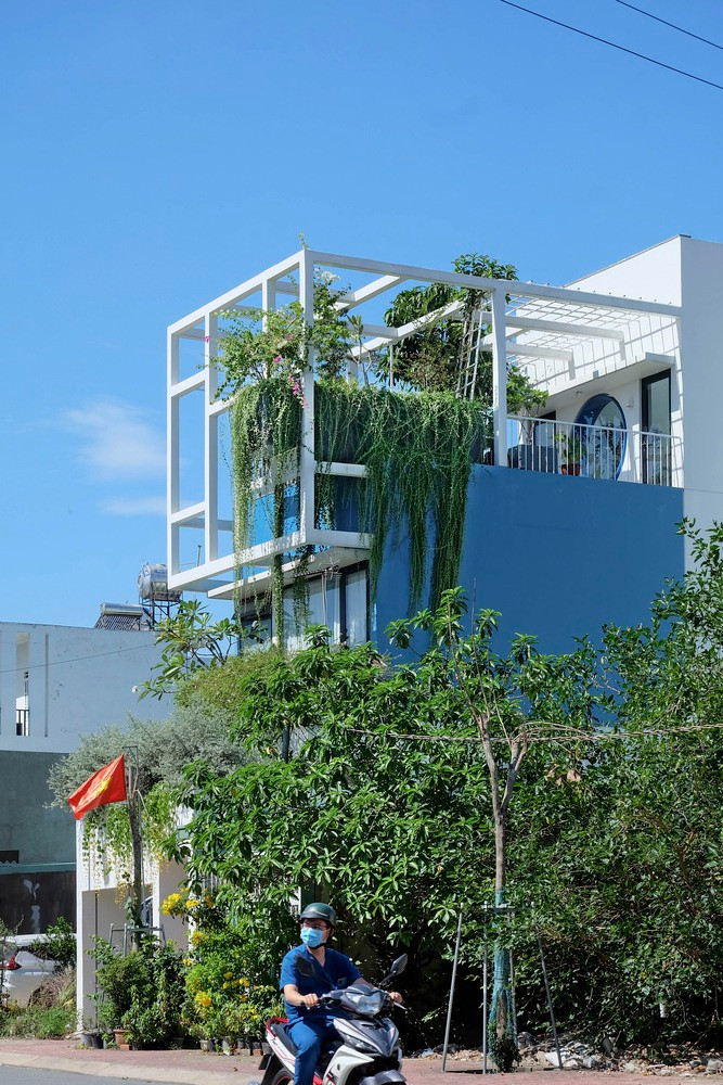 Gia chủ mong muốn ngôi nhà sẽ tập trung vào việc cải thiện chất lượng không khí, ánh sáng và nước, đồng thời tạo ra môi trường sống thoải mái phù hợp với nhu cầu văn hóa và khí hậu của thành phố.