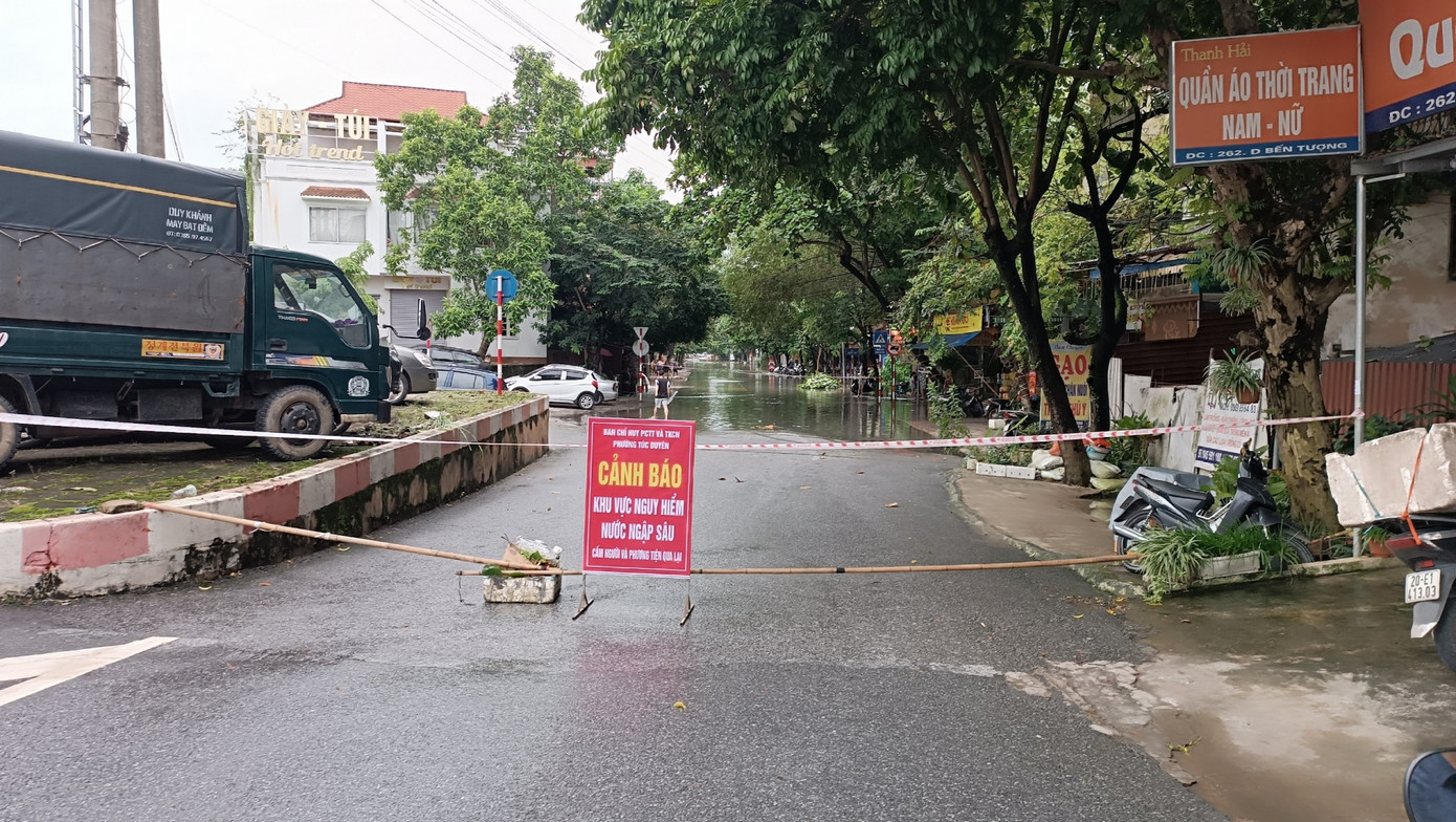 Bên cạnh đó, một số khu vực đang bị ngập sâu, cấm người và xe cộ qua lại: nhiều khu vực tại phường Quang Vinh, khu vực giao cắt giữa đường Hùng Vương và đường Phan Đình Phùng, đường vào chợ Túc Duyên và các khu vực nằm cạnh sông Cầu bị ngập úng… Bên cạnh đó, một số khu vực đang bị ngập sâu, cấm người và xe cộ qua lại: nhiều khu vực tại phường Quang Vinh, khu vực giao cắt giữa đường Hùng Vương và đường Phan Đình Phùng, đường vào chợ Túc Duyên và các khu vực nằm cạnh sông Cầu bị ngập úng…