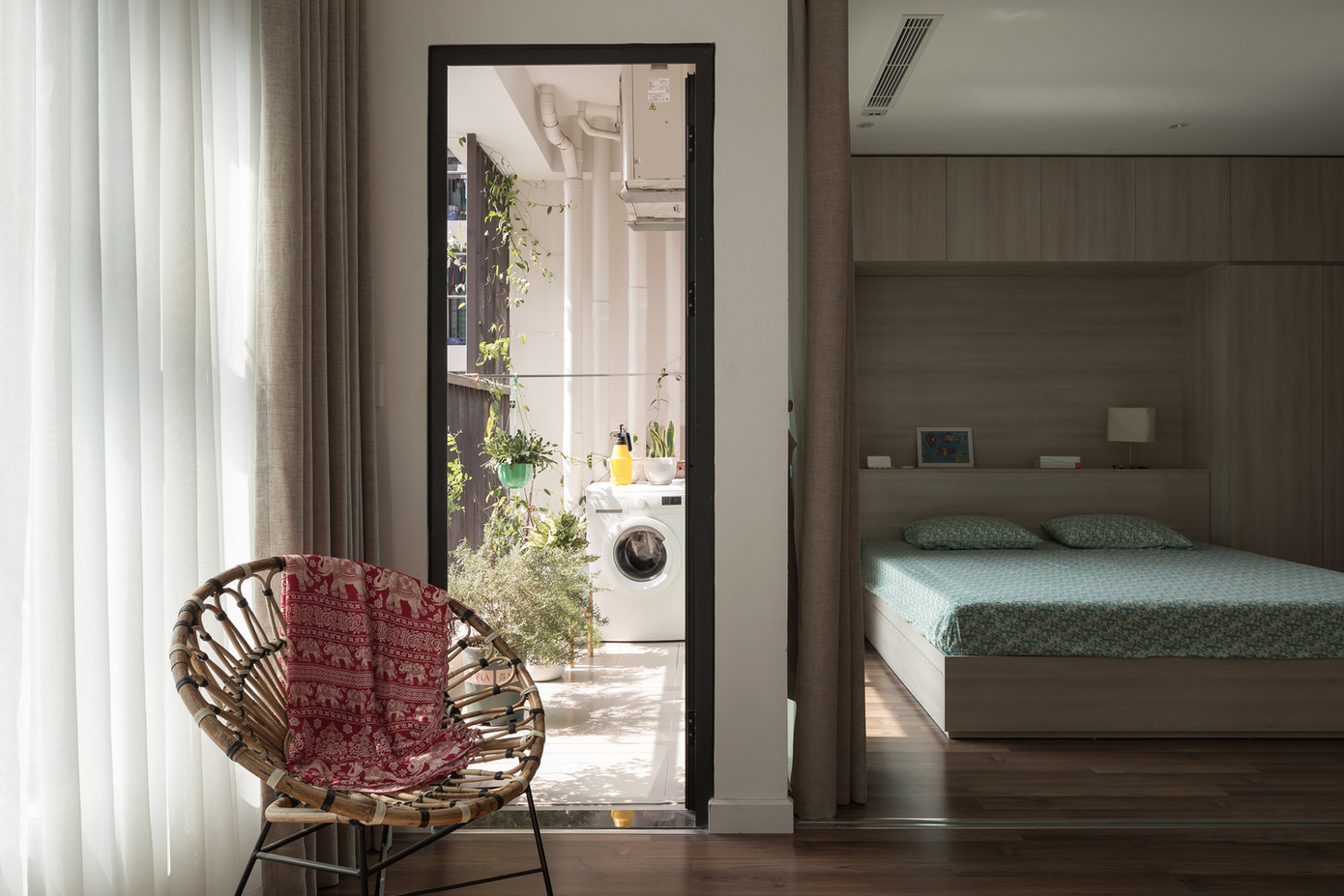 Các bức tường của các phòng làm giảm khả năng lấy sáng và thông gió của căn hộ, không gian sinh hoạt chung vì thế luôn thiếu sáng, hạn chế và có tầm nhìn nhàm chán.