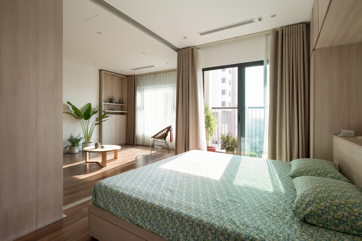 Khi cần sự riêng tư, các bức tường được đóng lại, tạo thành các phòng ngủ riêng biệt và độc lập. Đồng thời, không gian sinh hoạt chung ở vị trí trung tâm vẫn đón được gió, ánh sáng và tầm nhìn đẹp ra bên ngoài.