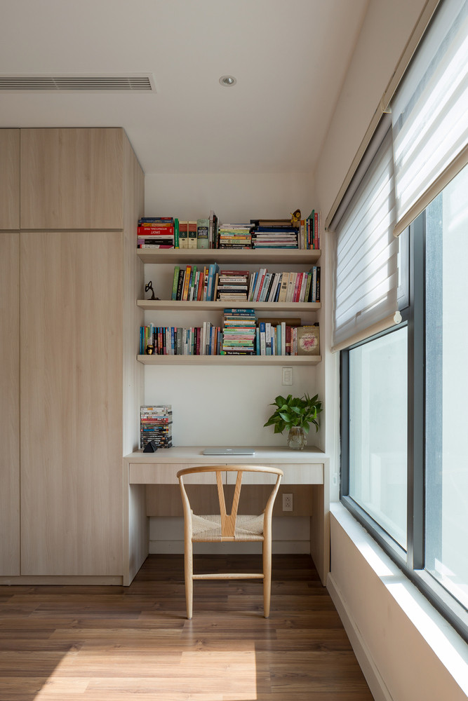 Vật liệu sử dụng chủ yếu là gỗ sáng màu kết hợp với trần và tường màu trắng, hạn chế tối đa các chi tiết trang trí không cần thiết, tạo cảm giác rộng rãi và không gian mềm mại hơn.