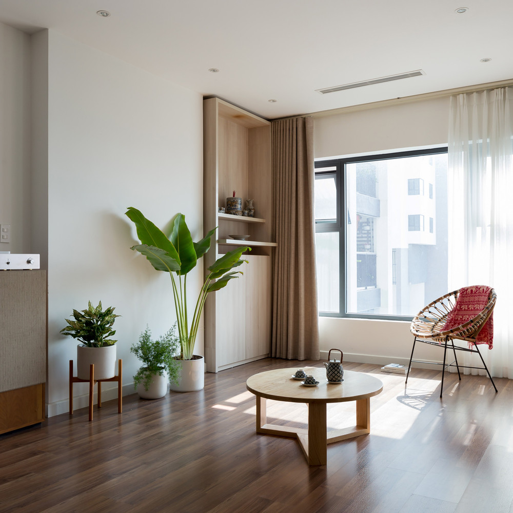 Không gian sinh hoạt của căn hộ không có sofa, chỉ có bộ bàn dài và ghế. Đây là nơi mọi người làm việc, gặp gỡ, trò chuyện, ăn uống, thư giãn.