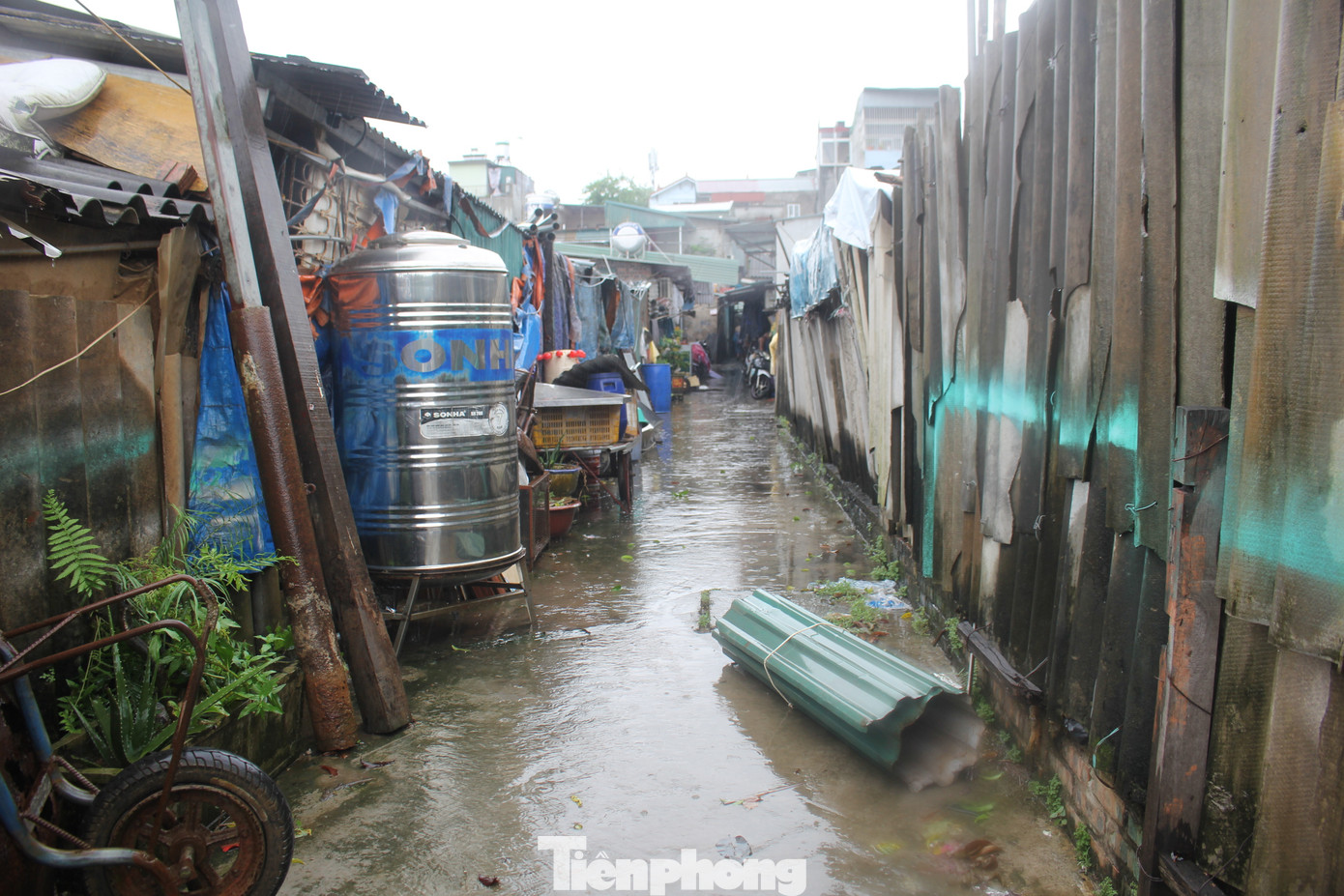 Do đó, các chuyên gia và người lao động nghèo hi vọng thời gian tới, nguồn cung về các dự án nhà ở xã hội, nhà ở giá rẻ cho người thu nhập thấp ở Thủ đô sẽ tăng, góp phần làm hạ giá cho thuê, giúp người nghèo nhẹ gánh cơm áo gạo tiền vài phần…