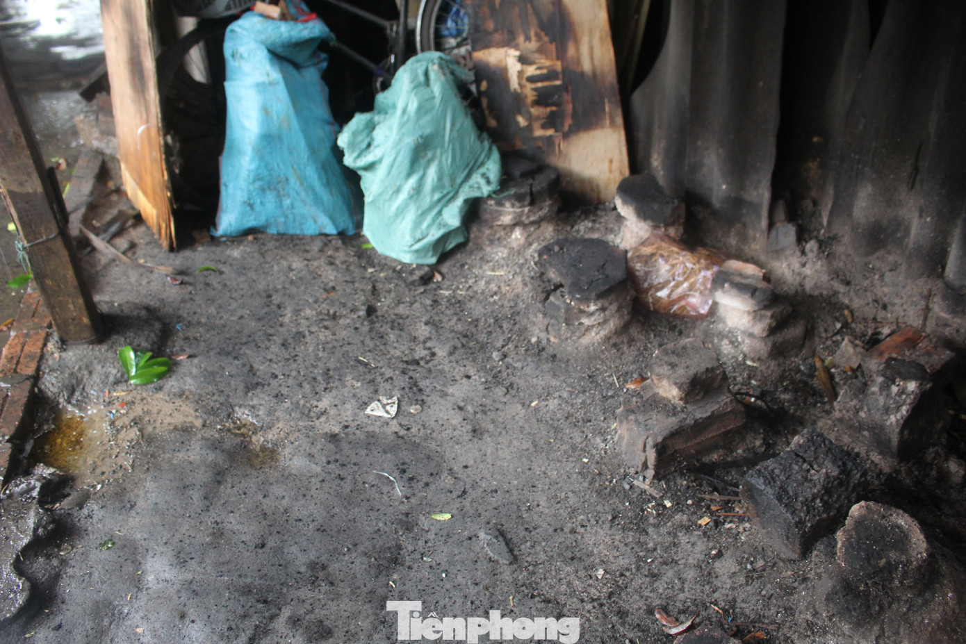 Cũng theo cụ Băng, hai ngày nay vì ốm và mệt, nên cụ chỉ uống sữa cầm hơi, bạn thân vay mượn hàng xóm để nấu cơm cho cụ uống thuốc đỡ say cụ cũng không nuốt nổi.