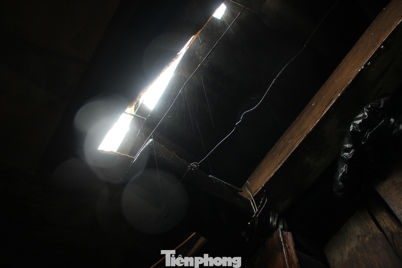 Cụ Băng cho biết, bản thân vốn thuê trọ ở gần đó nhưng do siêu bão làm bay mái nhà nên cụ qua gần nơi bạn thân ở để tránh bão.