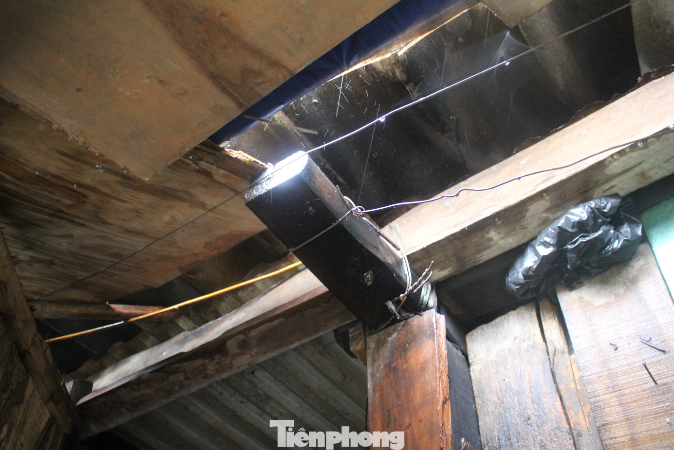 Cụ Băng cho biết, bản thân vốn thuê trọ ở gần đó nhưng do siêu bão làm bay mái nhà nên cụ qua gần nơi bạn thân ở để tránh bão.