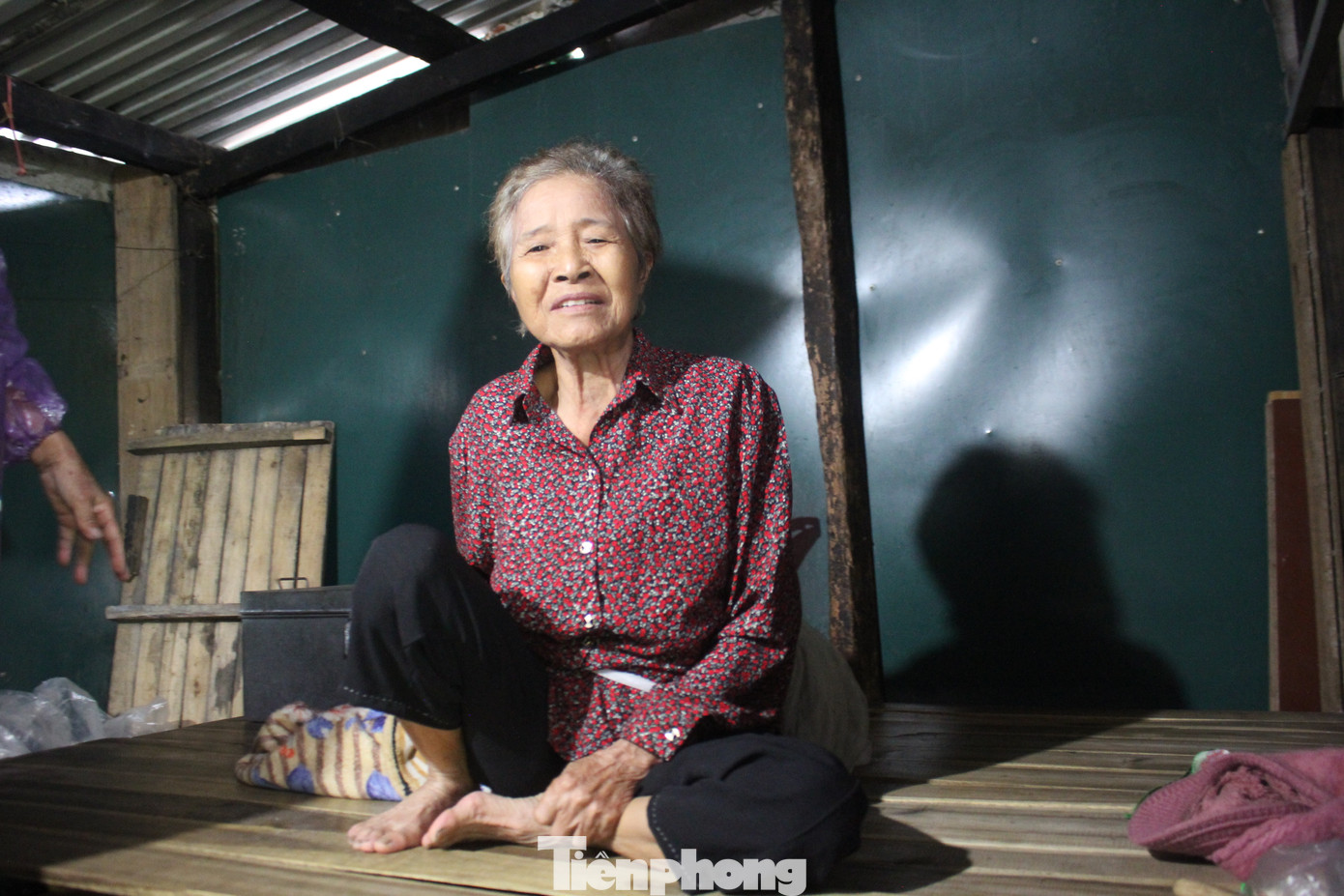 Bạn thân của cụ Quyết là cụ Lê Thị Băng (70 tuổi, Hưng Yên) cũng cùng chung dãy trọ, nhưng vì sức khỏe yếu nên chỉ có thể nằm trên giường mong siêu bão nhanh đi qua.