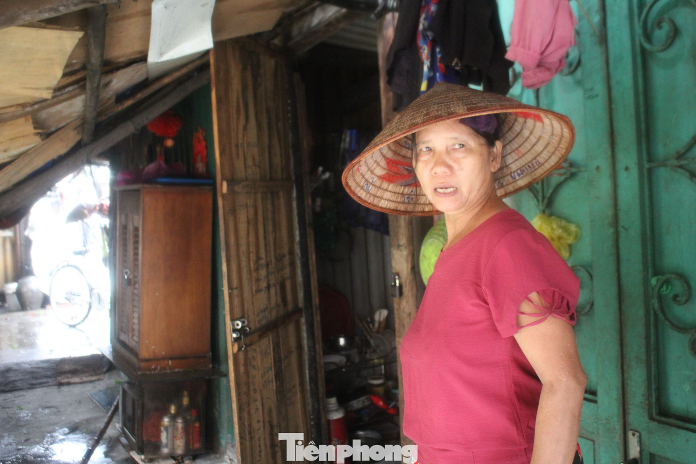 Bà Vũ (54 tuổi, Hưng Yên), cho biết mình và con trai thuê căn trọ cấp 4 rộng khoảng 3m2 này với giá 700.000 đồng/tháng, chưa tính điện nước.