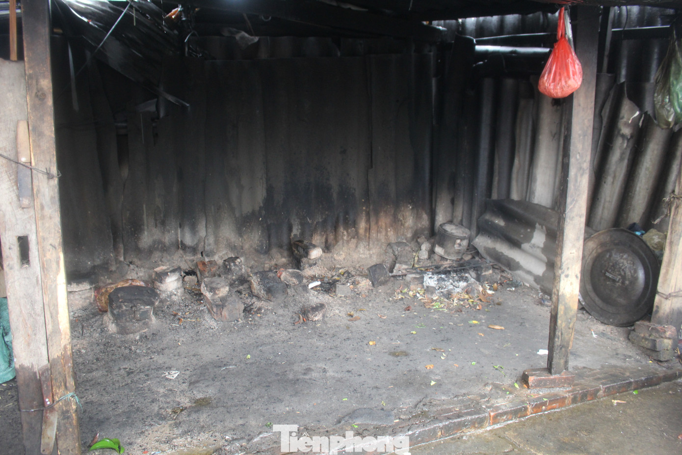 Cũng theo cụ Băng, hai ngày nay vì ốm và mệt, nên cụ chỉ uống sữa cầm hơi, bạn thân vay mượn hàng xóm để nấu cơm cho cụ uống thuốc đỡ say cụ cũng không nuốt nổi.