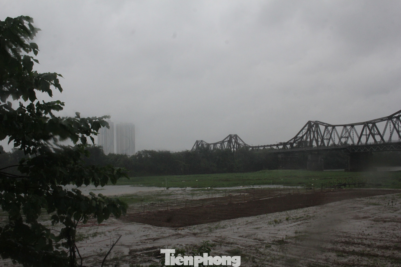 Đồng thời, Công ty cổ phần Vận tải Đường sắt Hà Nội sẽ dừng chạy tàu qua cầu Long Biên do mực nước sông Hồng qua cầu dâng cao, chảy xiết, uy hiếp an toàn. (Ảnh: Lộc Liên) Đồng thời, Công ty cổ phần Vận tải Đường sắt Hà Nội sẽ dừng chạy tàu qua cầu Long Biên do mực nước sông Hồng qua cầu dâng cao, chảy xiết, uy hiếp an toàn. (Ảnh: Lộc Liên)