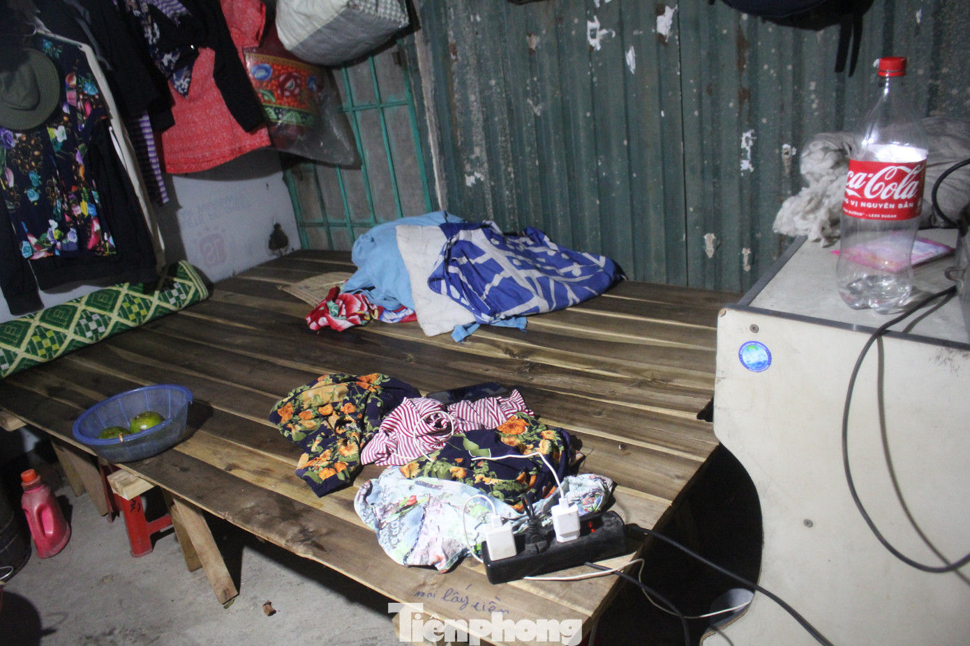 Do bão làm cây đổ đâm xuống mái nhà và làm nứt ngói nên phòng trọ của hai mẹ con bà Vũ dột nước, phải tận dụng ruột nồi cơm điện để hứng nước.