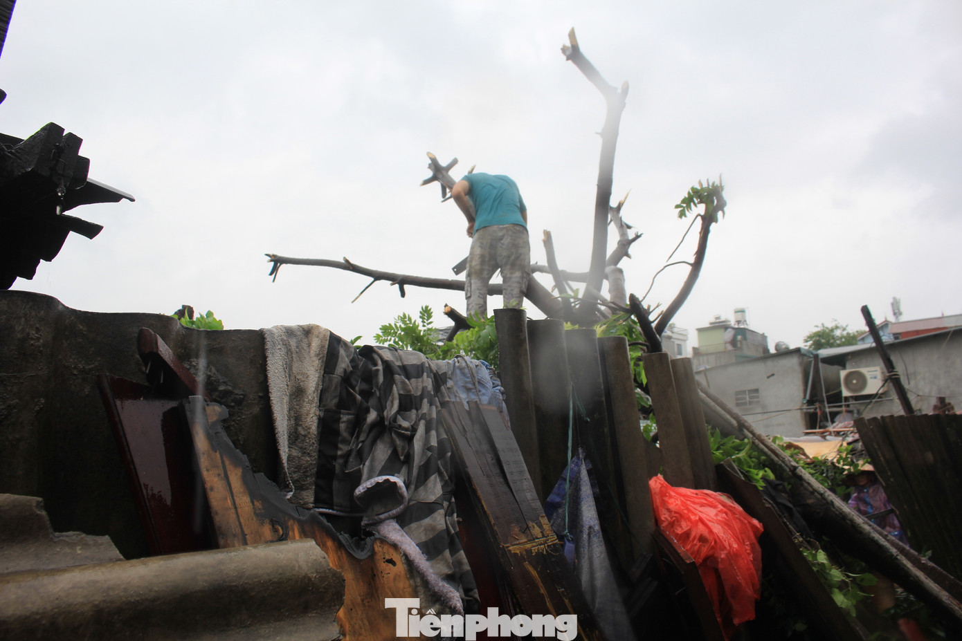 Vì vậy, những người lao động nghèo như cụ Quyết, cụ Băng hay mẹ con bà Vũ chỉ có thể bấm bụng thuê nhà tại những khu trọ ổ chuột, mặc dù biết nơi này không đảm bảo về điều kiện an toàn PCCC và trụ vững trước những cơn bão lớn như Yagi.