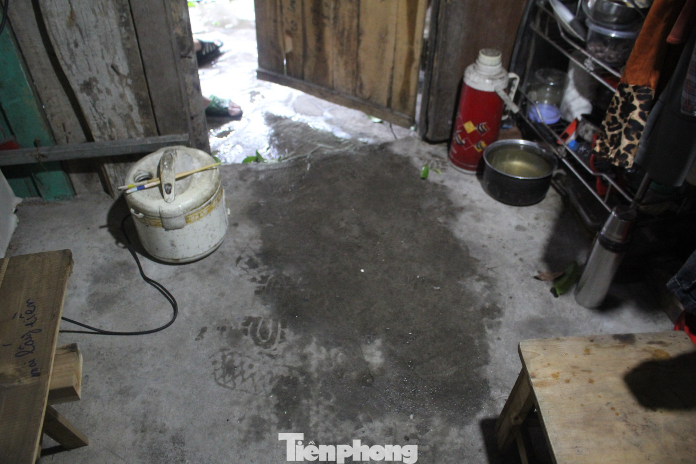 Do bão làm cây đổ đâm xuống mái nhà và làm nứt ngói nên phòng trọ của hai mẹ con bà Vũ dột nước, phải tận dụng ruột nồi cơm điện để hứng nước.