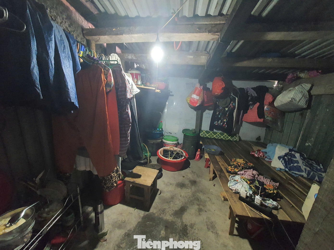 Do bão làm cây đổ đâm xuống mái nhà và làm nứt ngói nên phòng trọ của hai mẹ con bà Vũ dột nước, phải tận dụng ruột nồi cơm điện để hứng nước.