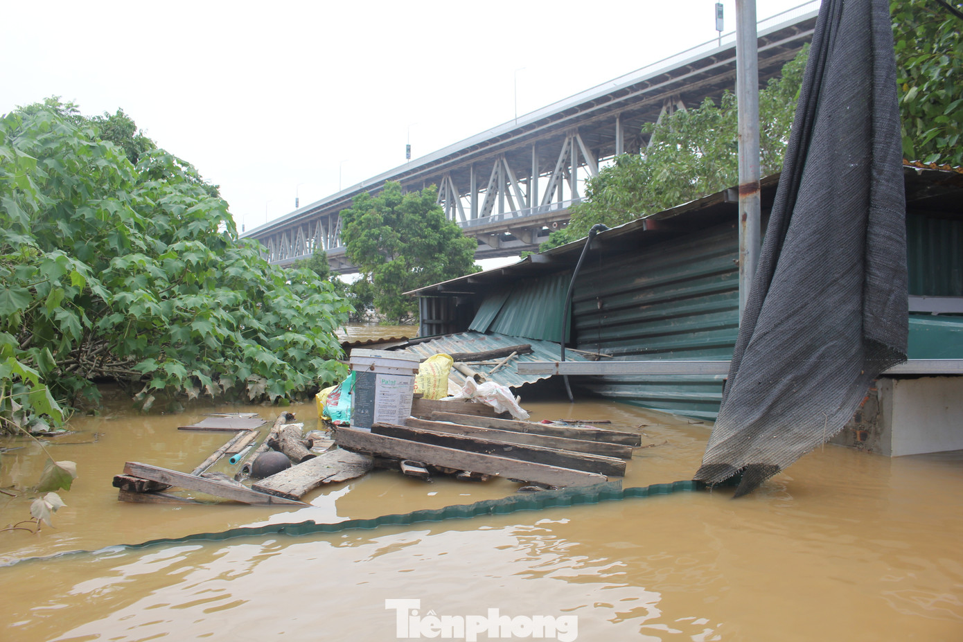 Việc này khiến nhiều người vô cùng sốt ruột, đếm từng giây để được về nhà, bởi nỗi lo khắc phục thiệt hại của cải và dọn dẹp nhà cửa sau ngập lụt.