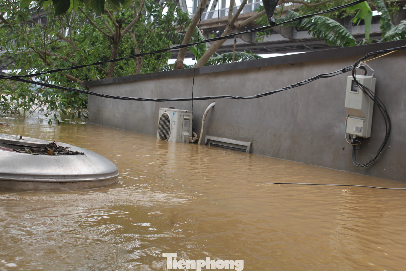 Một số người dân khi nhìn thấy ti vi, tủ lạnh, bàn ghế nổi khắp nơi trong nhà không cầm nổi nước mắt, vì tiếc của.