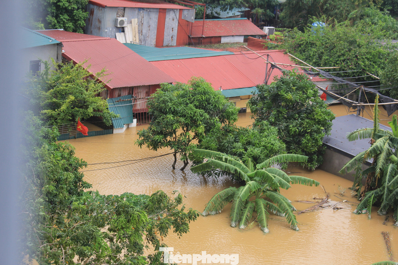 Ghi nhận lúc 17h tại bờ sông Hồng thuộc địa phận làng chài Võng La, huyện Đông Anh, nằm dưới cầu Thăng Long, nước lũ mặc dù đã rút nhưng vẫn nhấn chìm gần hết nhà cửa của nhiều hộ dân.