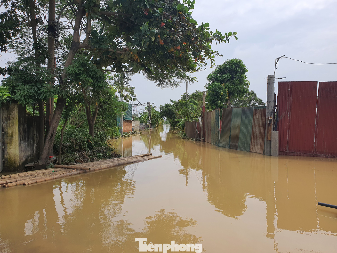 Còn tại khu vực thôn Ngọc Giang, xã Vĩnh Ngọc, Huyện Đông Anh, dưới chân cầu Nhật Tân, nước lũ vẫn gây ngập úng đoạn đường dài, khiến việc đi lại của người dân gặp nhiều khó khăn.
