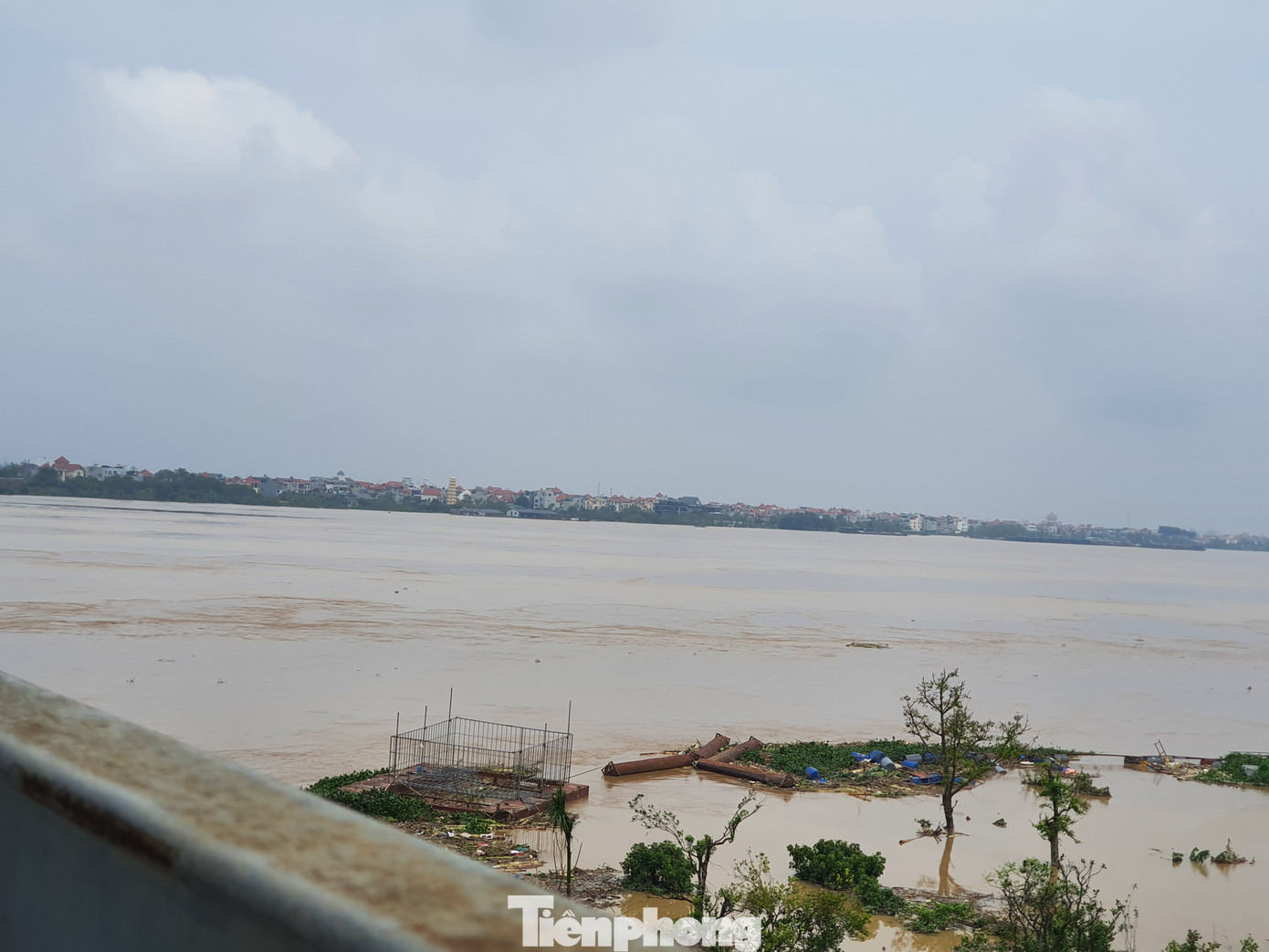 Nhiều máy xúc, cần cẩu ở ven sông Hồng, thuộc khu vực xã Vĩnh Ngọc cũng bị nhấn chìm.