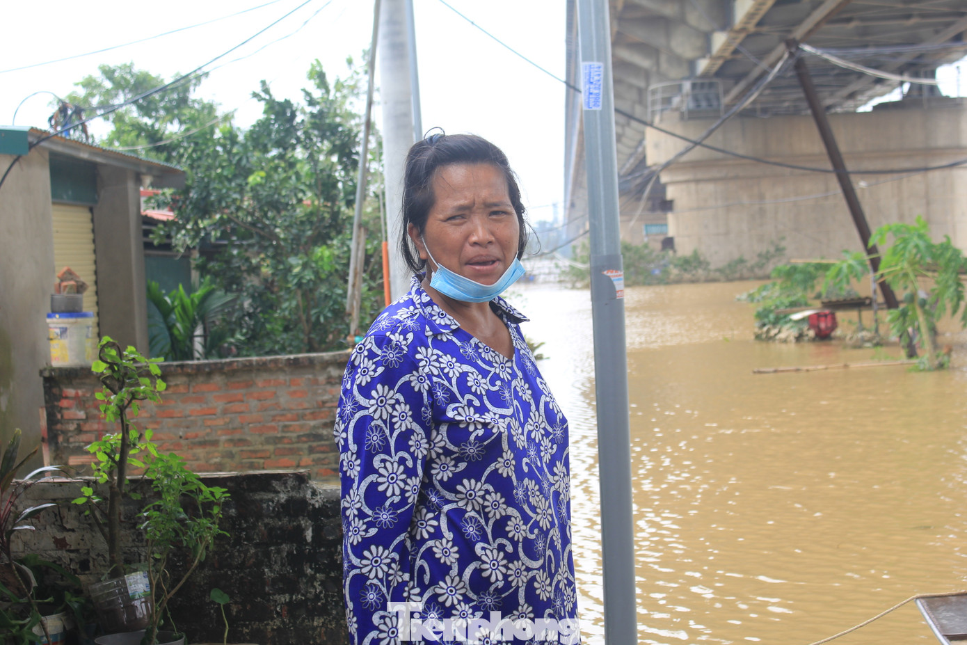 Một số người dân khi nhìn thấy ti vi, tủ lạnh, bàn ghế nổi khắp nơi trong nhà không cầm nổi nước mắt, vì tiếc của.