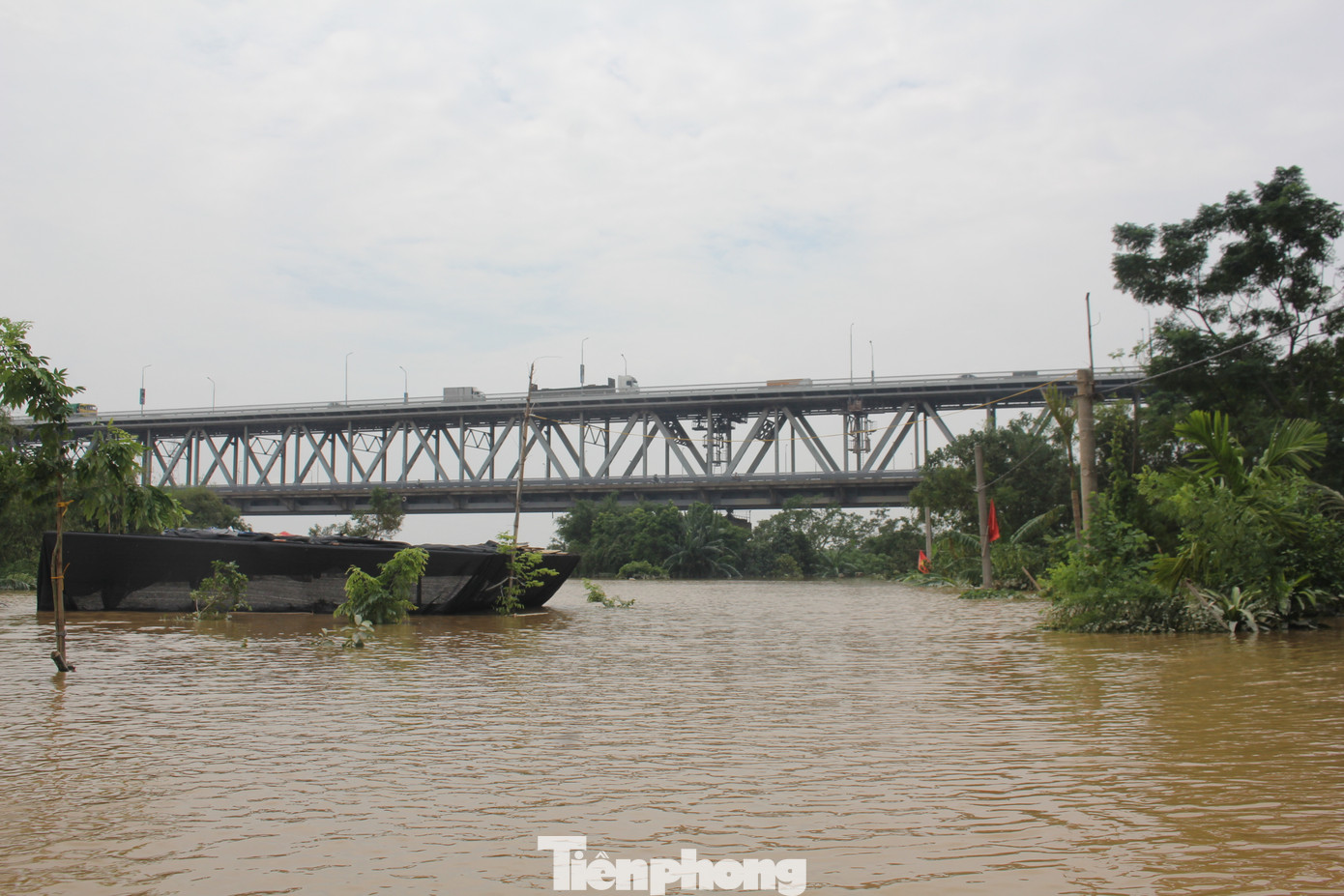 Trước đó, trung tâm Dự báo Khí tượng Thuỷ văn Quốc gia đặc biệt lưu ý, từ nay đến sáng mai, mực nước các trạm hạ lưu hệ thống sông Hồng - Thái Bình vẫn trên báo động 3. Nguy cơ ngập úng sâu tiếp tục tại vùng ven sông, vùng ngoài đê bao các tỉnh/thành phố Hà Nội, Hà Nam, Nam Định, Hải Dương, Hưng Yên, Thái Bình và Ninh Bình.