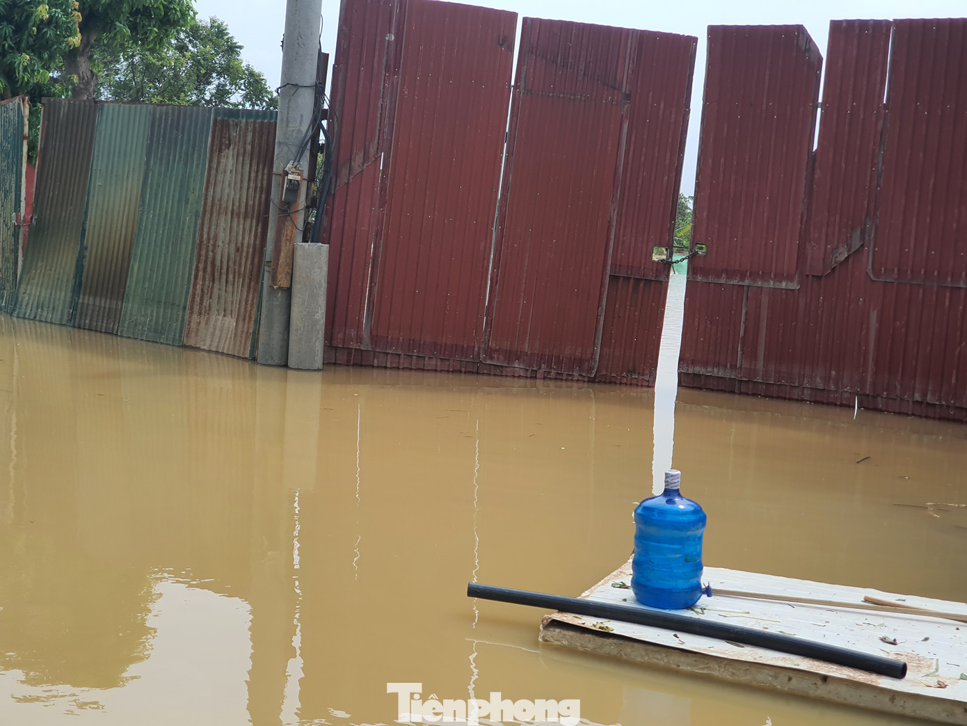 Còn tại khu vực thôn Ngọc Giang, xã Vĩnh Ngọc, Huyện Đông Anh, dưới chân cầu Nhật Tân, nước lũ vẫn gây ngập úng đoạn đường dài, khiến việc đi lại của người dân gặp nhiều khó khăn.