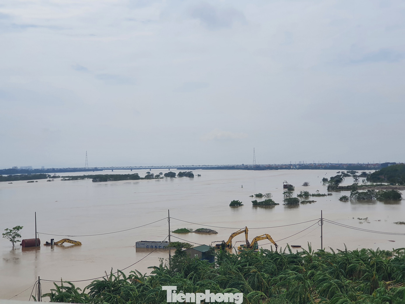 Nhiều máy xúc, cần cẩu ở ven sông Hồng, thuộc khu vực xã Vĩnh Ngọc cũng bị nhấn chìm.