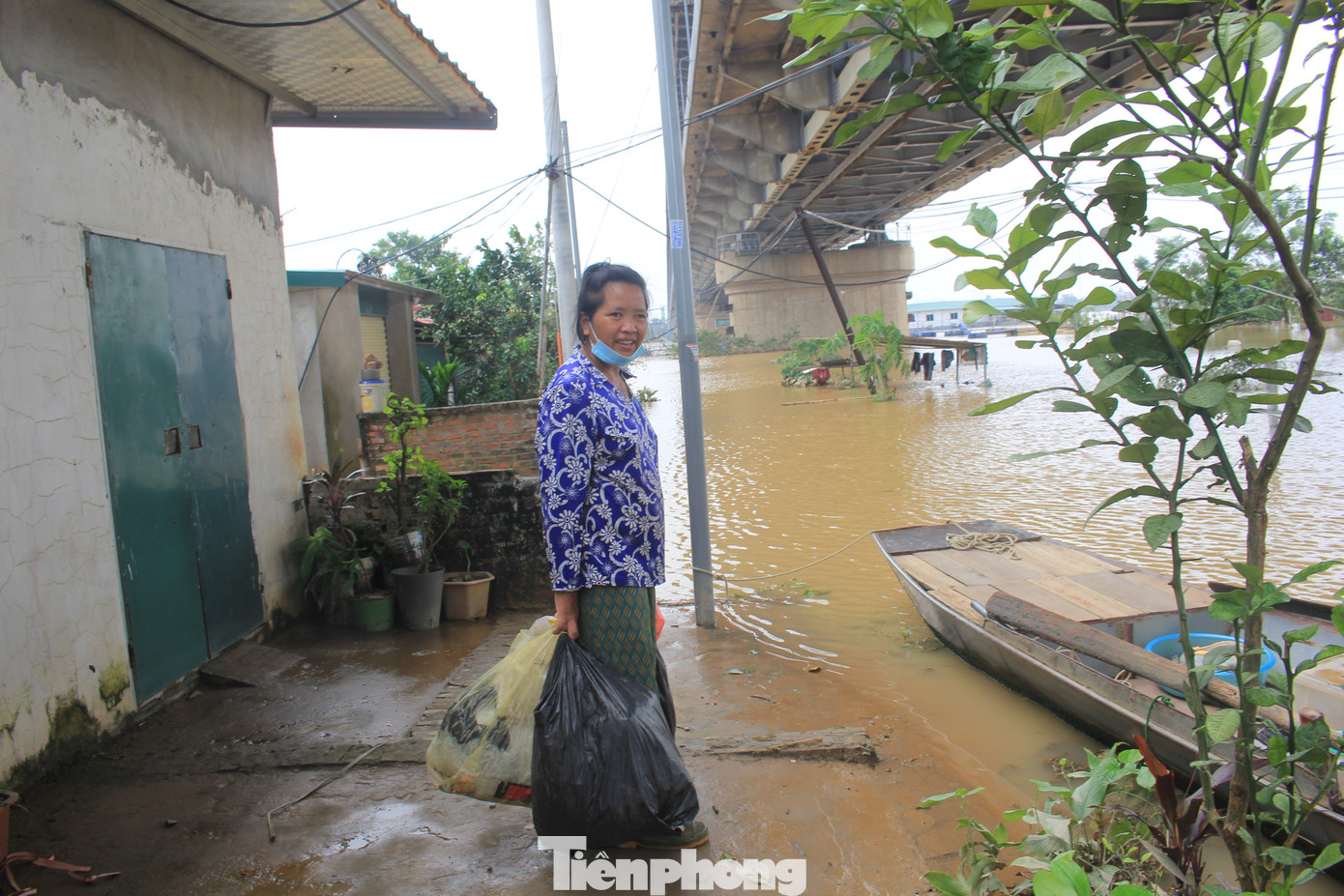 Việc này khiến nhiều người vô cùng sốt ruột, đếm từng giây để được về nhà, bởi nỗi lo khắc phục thiệt hại của cải và dọn dẹp nhà cửa sau ngập lụt.