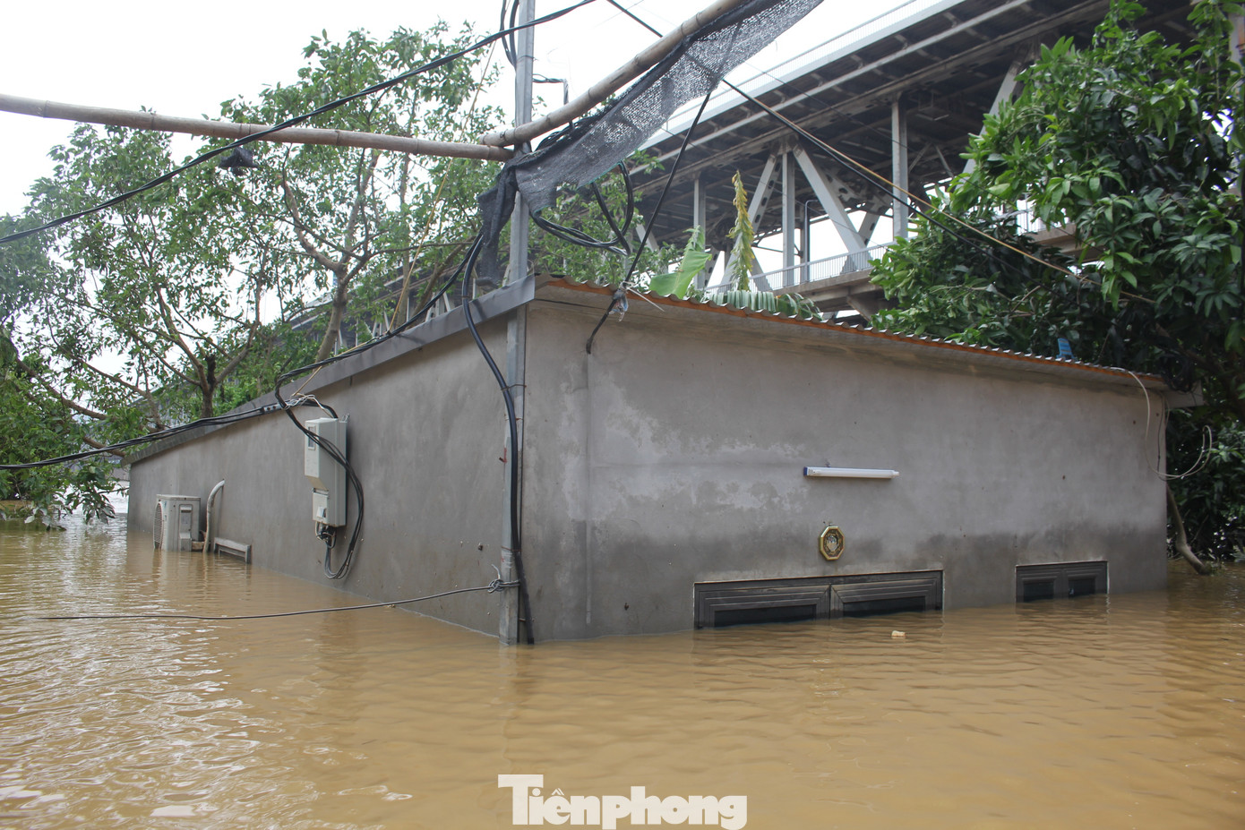 Việc này khiến nhiều người vô cùng sốt ruột, đếm từng giây để được về nhà, bởi nỗi lo khắc phục thiệt hại của cải và dọn dẹp nhà cửa sau ngập lụt.