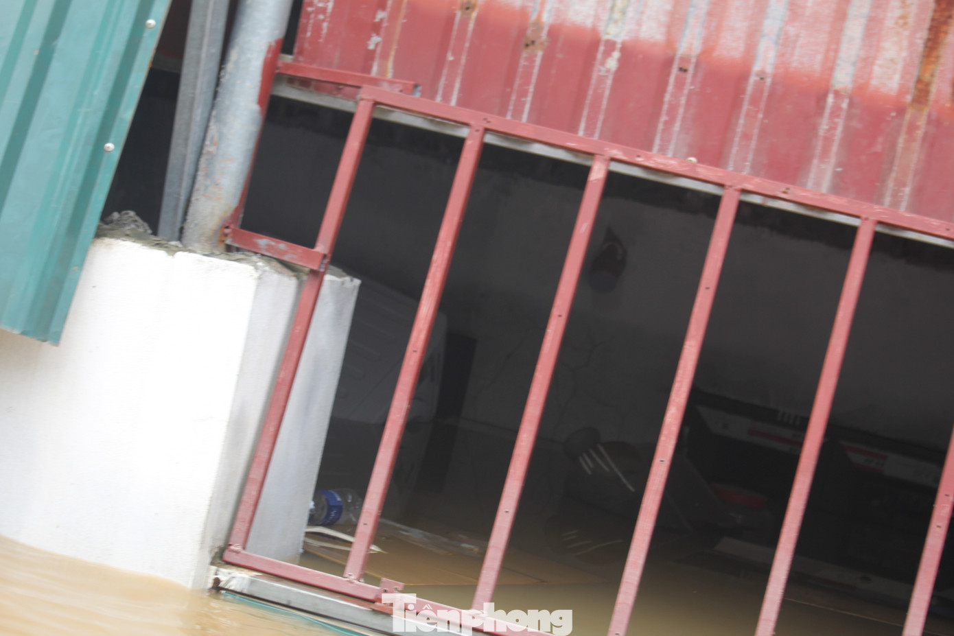 Một số người dân khi nhìn thấy ti vi, tủ lạnh, bàn ghế nổi khắp nơi trong nhà không cầm nổi nước mắt, vì tiếc của.