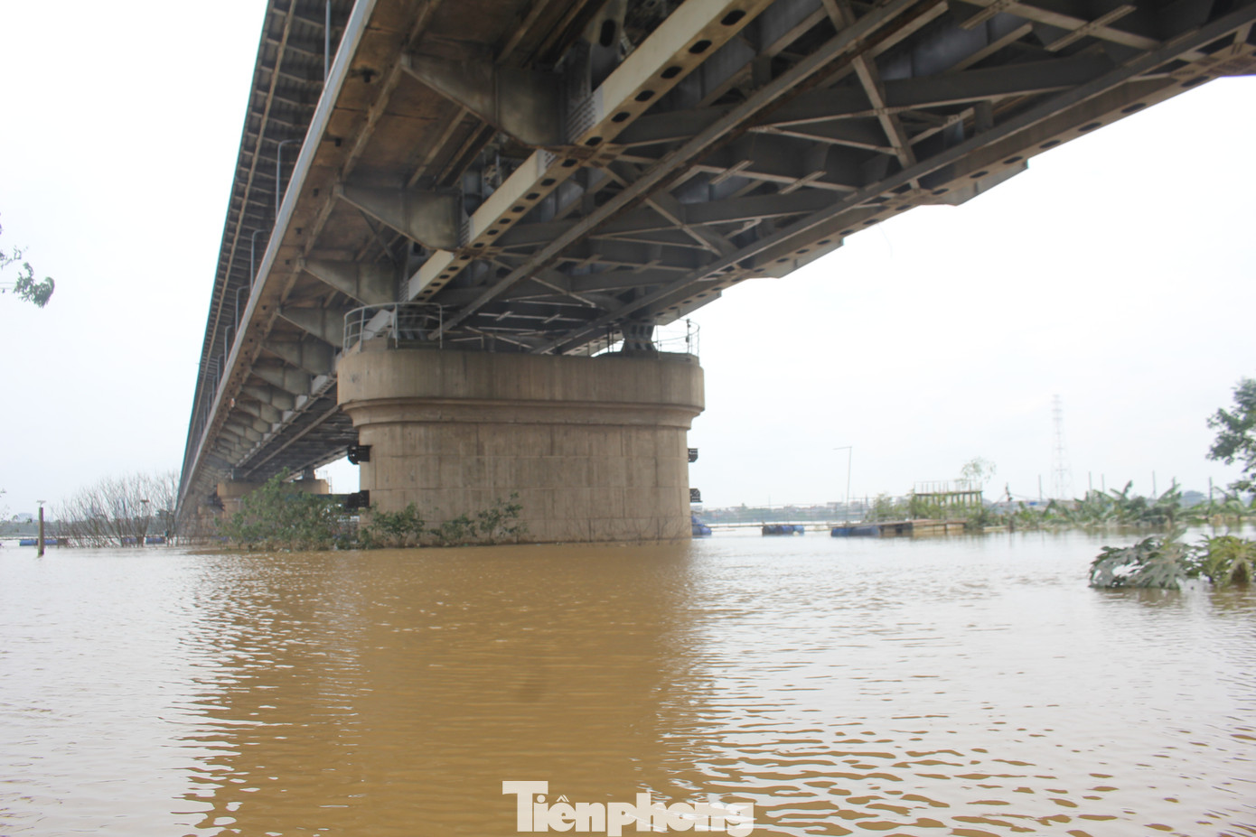 Như Tiền Phong đã đưa tin, từ sáng nay (12/9) lũ trên sông Hồng, tại Hà Nội bắt đầu xuống. Lúc 12 giờ, mực nước lũ ở mức 11,08m, cách báo động 3 là 42cm, giảm 20cm so với thời gian đỉnh tối qua.
