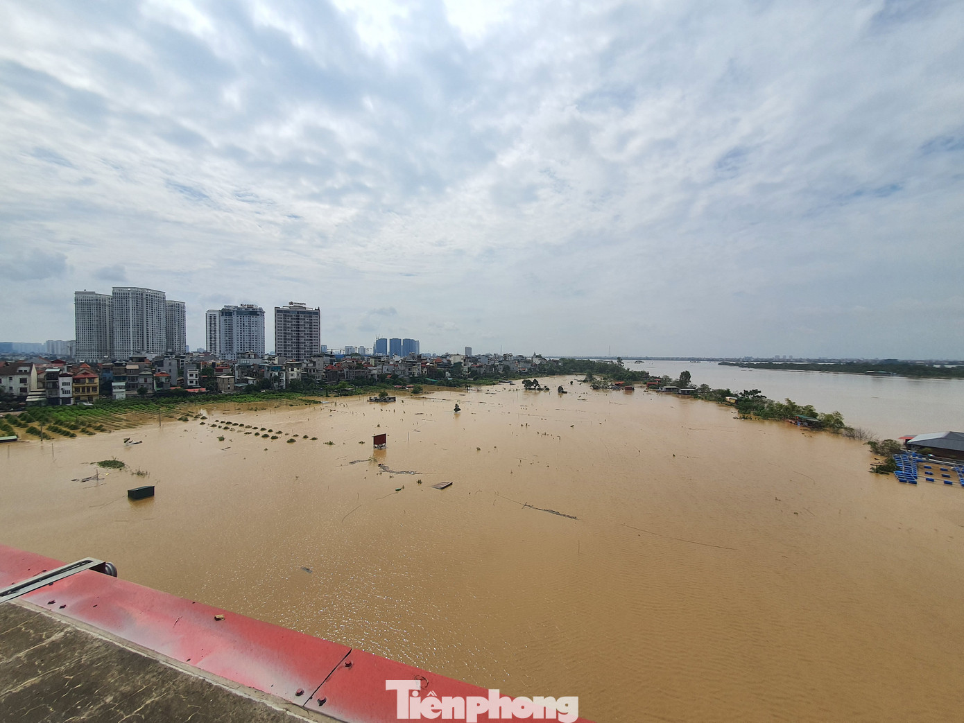 Như Tiền Phong đã đưa tin, từ sáng nay (12/9) lũ trên sông Hồng, tại Hà Nội bắt đầu xuống. Lúc 12 giờ, mực nước lũ ở mức 11,08m, cách báo động 3 là 42cm, giảm 20cm so với thời gian đỉnh tối qua.
