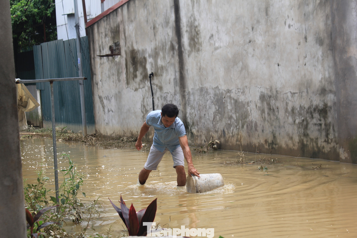 Do đó, mặc dù nước lũ còn ngập quá đầu người, nhưng một số người vẫn quyết định bơi thuyền về nhà, để kiểm tra đồ đạc.