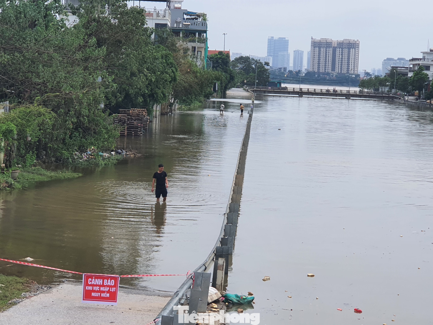 Còn tại khu vực thôn Ngọc Giang, xã Vĩnh Ngọc, Huyện Đông Anh, dưới chân cầu Nhật Tân, nước lũ vẫn gây ngập úng đoạn đường dài, khiến việc đi lại của người dân gặp nhiều khó khăn.