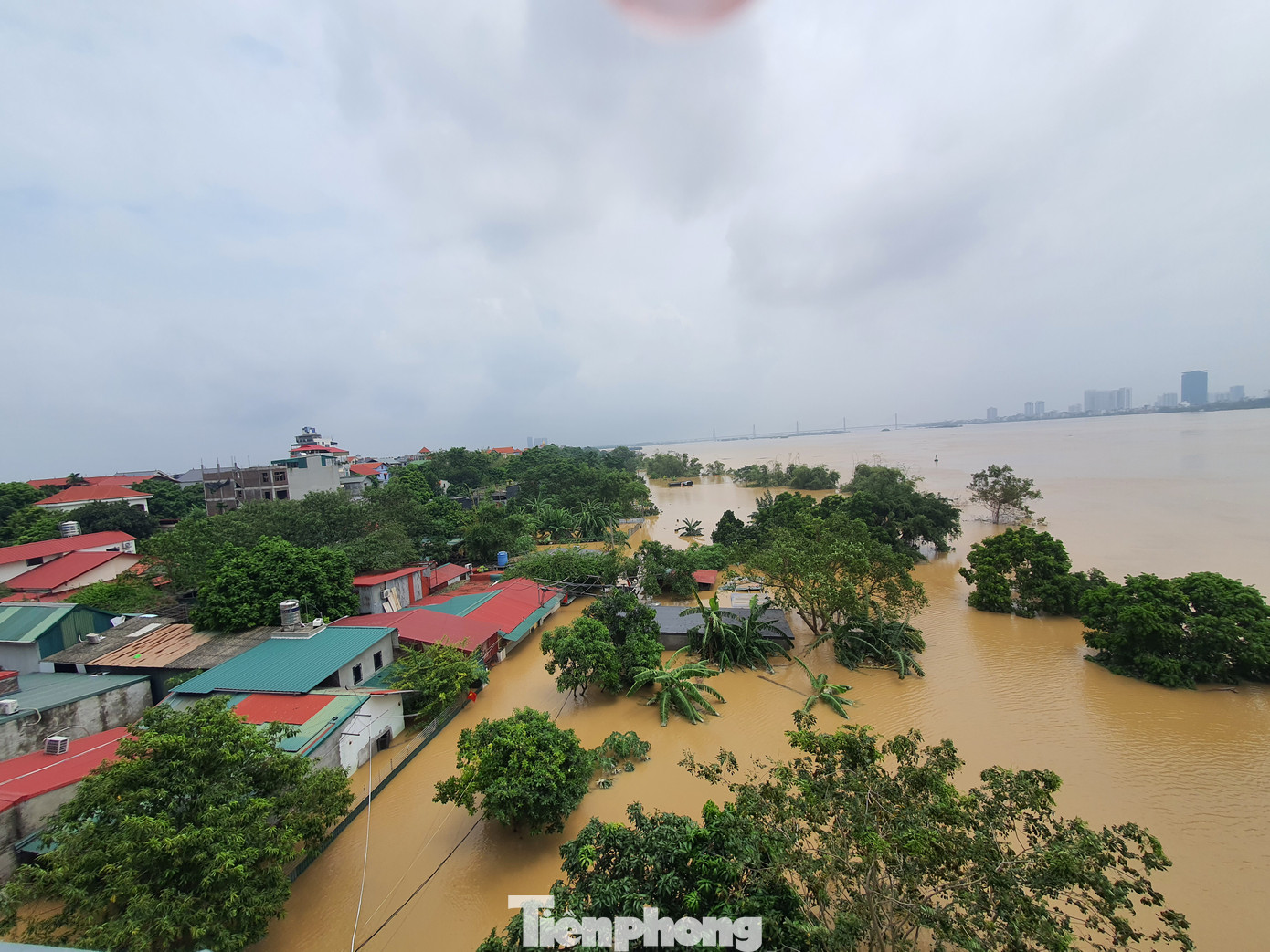 Ghi nhận lúc 17h tại bờ sông Hồng thuộc địa phận làng chài Võng La, huyện Đông Anh, nằm dưới cầu Thăng Long, nước lũ mặc dù đã rút nhưng vẫn nhấn chìm gần hết nhà cửa của nhiều hộ dân.