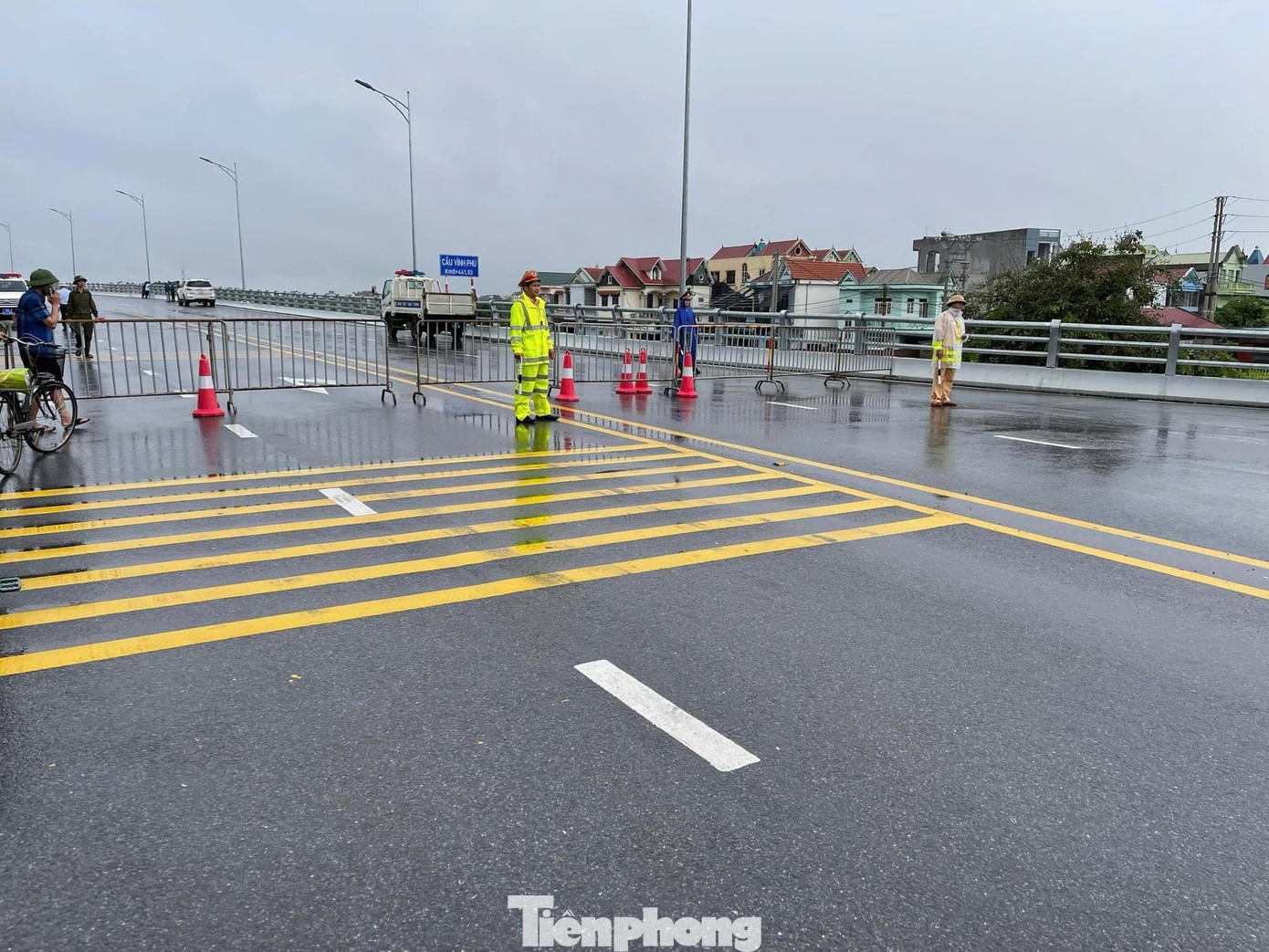 Sáng 10/9, ngay sau khi phát hiện tàu, xà lan mắc kẹt dưới chân cầu Vĩnh Phú, bắc qua sông Lô nối hai tỉnh Vĩnh Phúc và Phú Thọ thuộc địa phận phường Dữu Lâu, TP Việt Trì, lực lượng chức năng đã tạm cấm các phương tiện di chuyển qua cầu Vĩnh Phú. Sáng 10/9, ngay sau khi phát hiện tàu, xà lan mắc kẹt dưới chân cầu Vĩnh Phú, bắc qua sông Lô nối hai tỉnh Vĩnh Phúc và Phú Thọ thuộc địa phận phường Dữu Lâu, TP Việt Trì, lực lượng chức năng đã tạm cấm các phương tiện di chuyển qua cầu Vĩnh Phú.