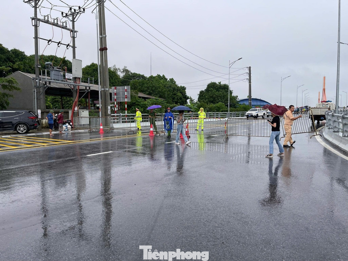 Sáng 10/9, ngay sau khi phát hiện tàu, xà lan mắc kẹt dưới chân cầu Vĩnh Phú, bắc qua sông Lô nối hai tỉnh Vĩnh Phúc và Phú Thọ thuộc địa phận phường Dữu Lâu, TP Việt Trì, lực lượng chức năng đã tạm cấm các phương tiện di chuyển qua cầu Vĩnh Phú. Sáng 10/9, ngay sau khi phát hiện tàu, xà lan mắc kẹt dưới chân cầu Vĩnh Phú, bắc qua sông Lô nối hai tỉnh Vĩnh Phúc và Phú Thọ thuộc địa phận phường Dữu Lâu, TP Việt Trì, lực lượng chức năng đã tạm cấm các phương tiện di chuyển qua cầu Vĩnh Phú.