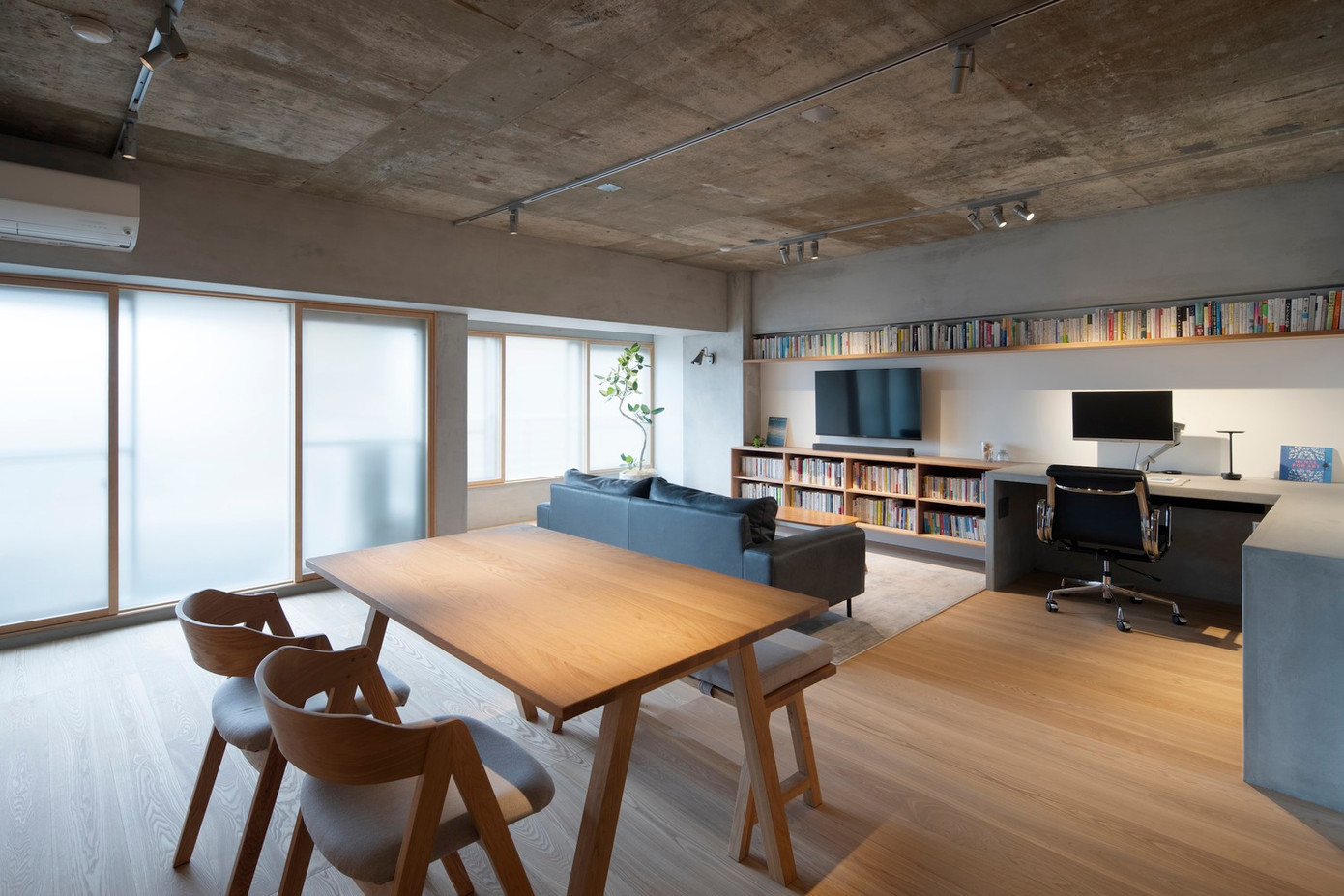 Các ô cửa lớn tách biệt bên trong với bên ngoài, cho phép ánh sáng mặt trời nhẹ nhàng chiếu qua kính mờ, ngăn chặn tầm nhìn ra bên ngoài. Các ô cửa lớn tách biệt bên trong với bên ngoài, cho phép ánh sáng mặt trời nhẹ nhàng chiếu qua kính mờ, ngăn chặn tầm nhìn ra bên ngoài.