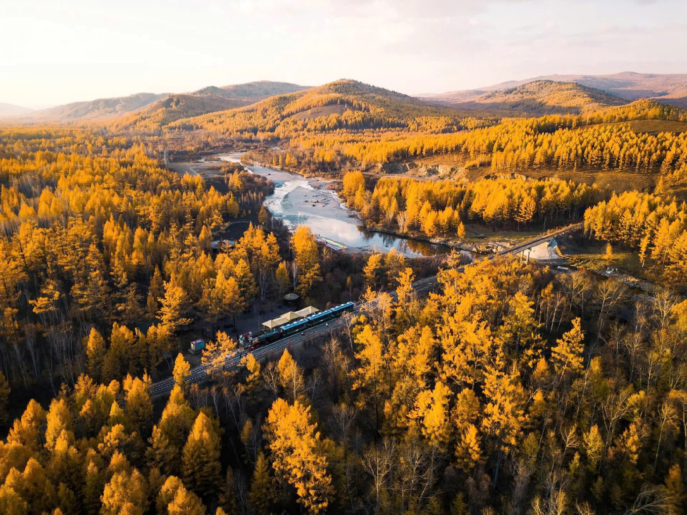 Hình ảnh chuyến tàu hơi nước xuyên rừng, đưa du khách khám phá khung cảnh mùa thu tại Đại Hưng An Lĩnh.