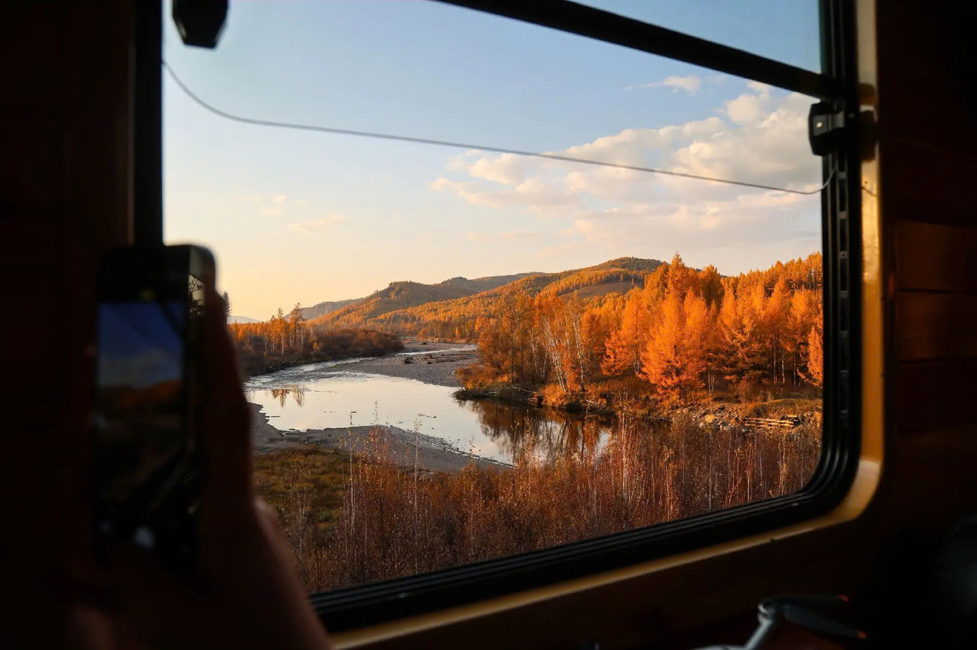 Dãy Đại Hưng An Lĩnh kéo dài khoảng 1.200 km từ phía Bắc xuống phía Nam. Dãy núi này có diện tích rừng lớn, đóng vai trò như một khu vực sinh thái, được mệnh danh là “Cực Bắc của Trung Quốc”.