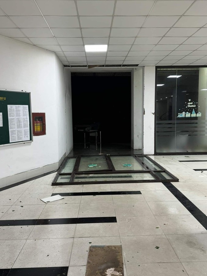 Siêu bão khiến sảnh lễ tân một toà nhà quận Nam Từ Liêm bị hư hỏng và căn hộ trong một chung cư tại KĐT Việt Hưng, phường Giang Biên, Quận Long Biên bị vỡ cửa kính. (Ảnh: VnExpress) Siêu bão khiến sảnh lễ tân một toà nhà quận Nam Từ Liêm bị hư hỏng và căn hộ trong một chung cư tại KĐT Việt Hưng, phường Giang Biên, Quận Long Biên bị vỡ cửa kính. (Ảnh: VnExpress)