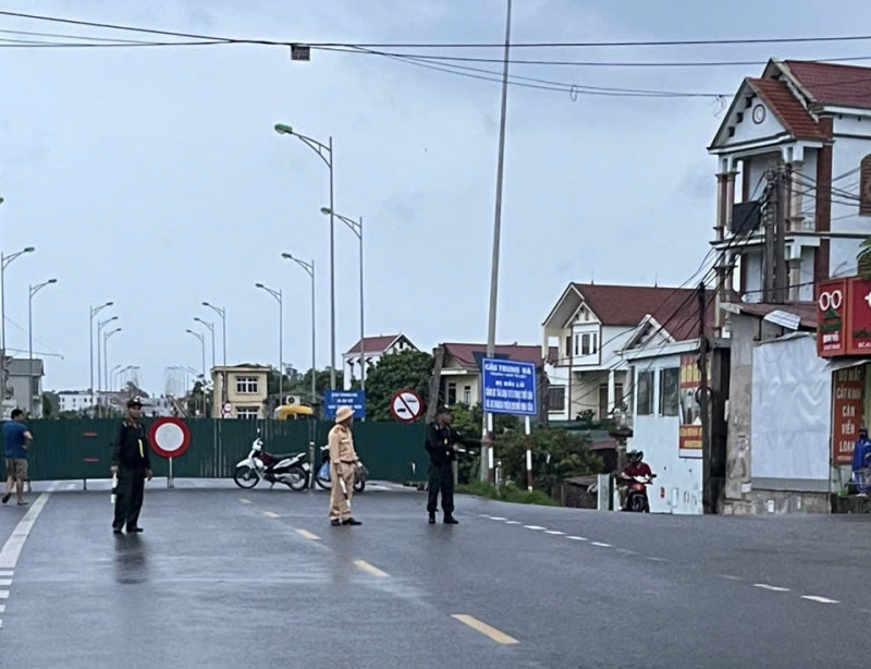 Từ chiều 9/9, Sở Giao thông vận tải Phú Thọ thông báo cấm cầu Trung Hà tại Km 64+639 trên quốc lộ 32. (Đây là câu cầu nối Hà Nội và Phú Thọ). Từ chiều 9/9, Sở Giao thông vận tải Phú Thọ thông báo cấm cầu Trung Hà tại Km 64+639 trên quốc lộ 32. (Đây là câu cầu nối Hà Nội và Phú Thọ).